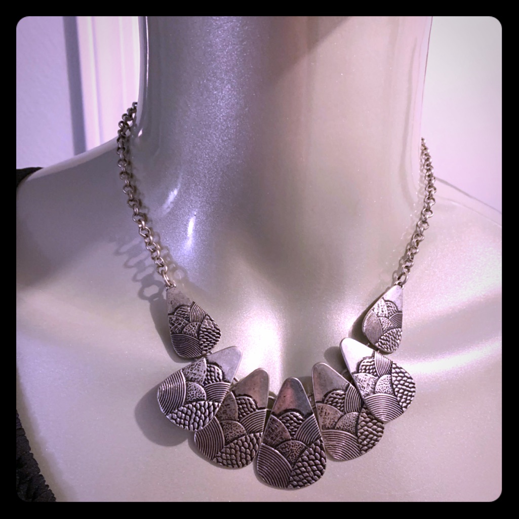 535 Unknown Brand  Metal Statement Necklace